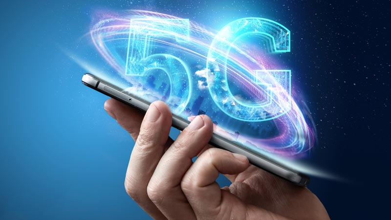 pessoa agarra smartphone com rede 5G